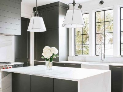 Elegant kitchen decoration in black and white, featuring modern design elements and high-quality finishes.