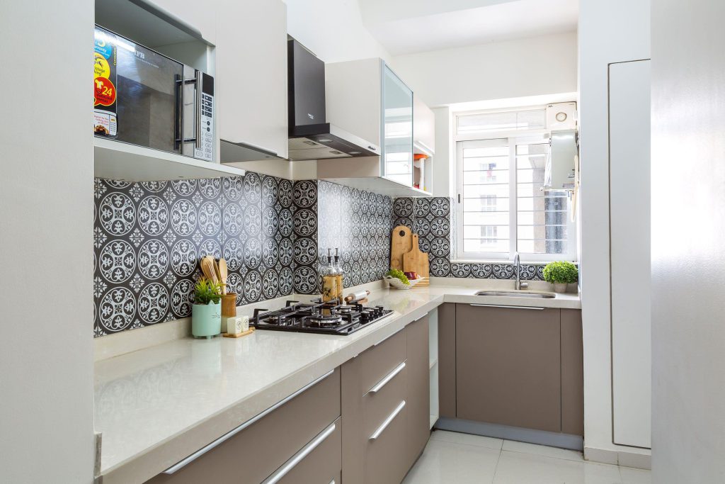 5 × 8 kitchen design with practical cabinets and countertop