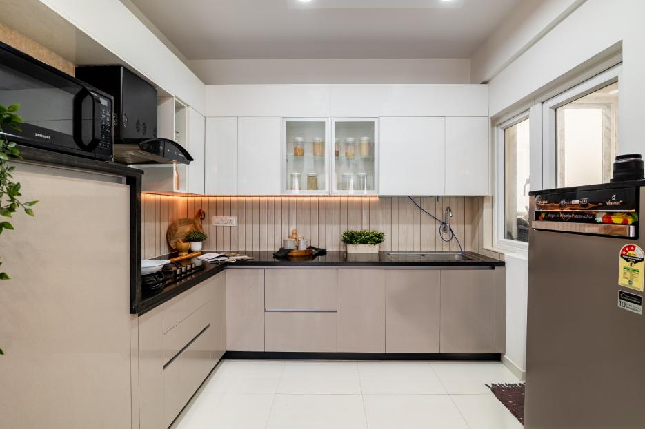 8 × 8 modular kitchen design in Pune