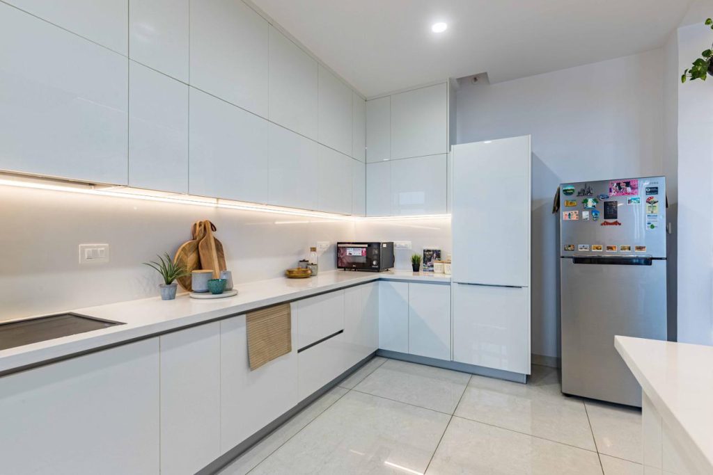 Acrylic kitchen cabinets with organised storage
